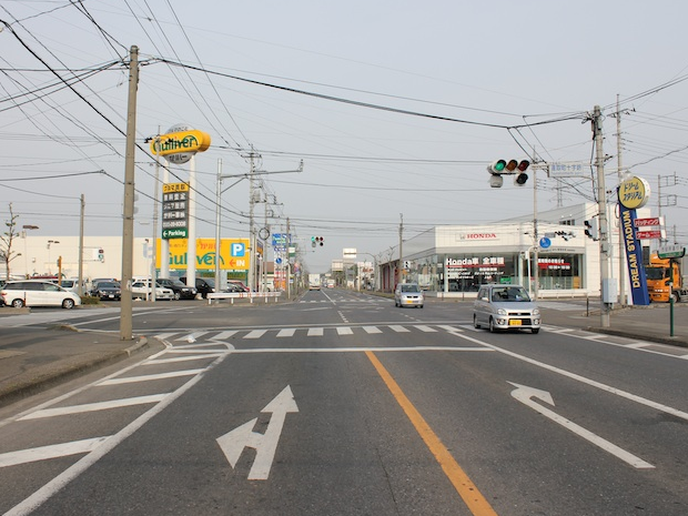 連取町十字路市役所方面より